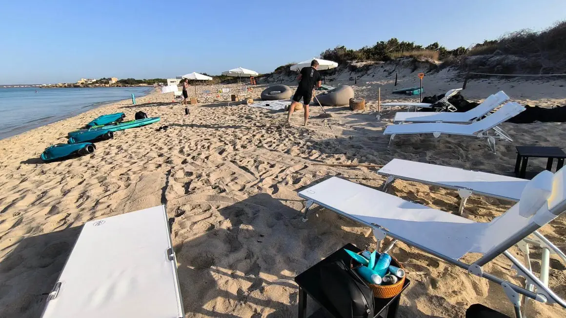 Es Trenc mobiliario retirado procedente de un megayate que quiso hacer suya la playa