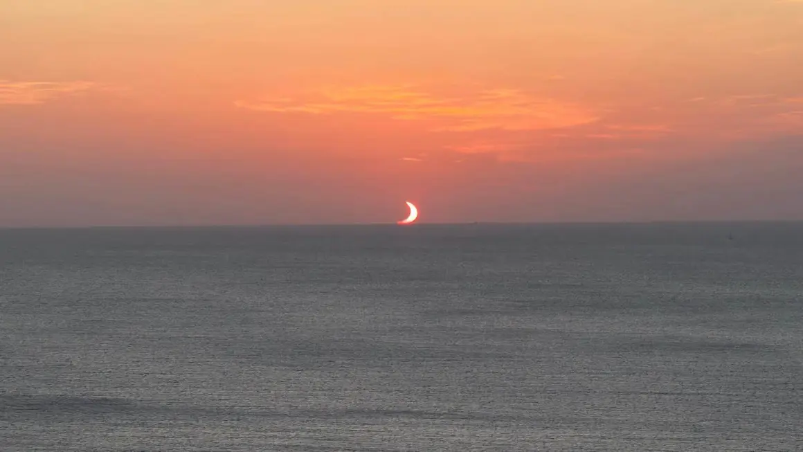 Luna sobre el mar