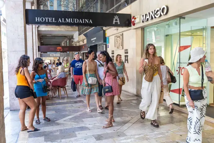 Carrer Jaume III, uno de los mas transitados por los tur&iacute;stas.