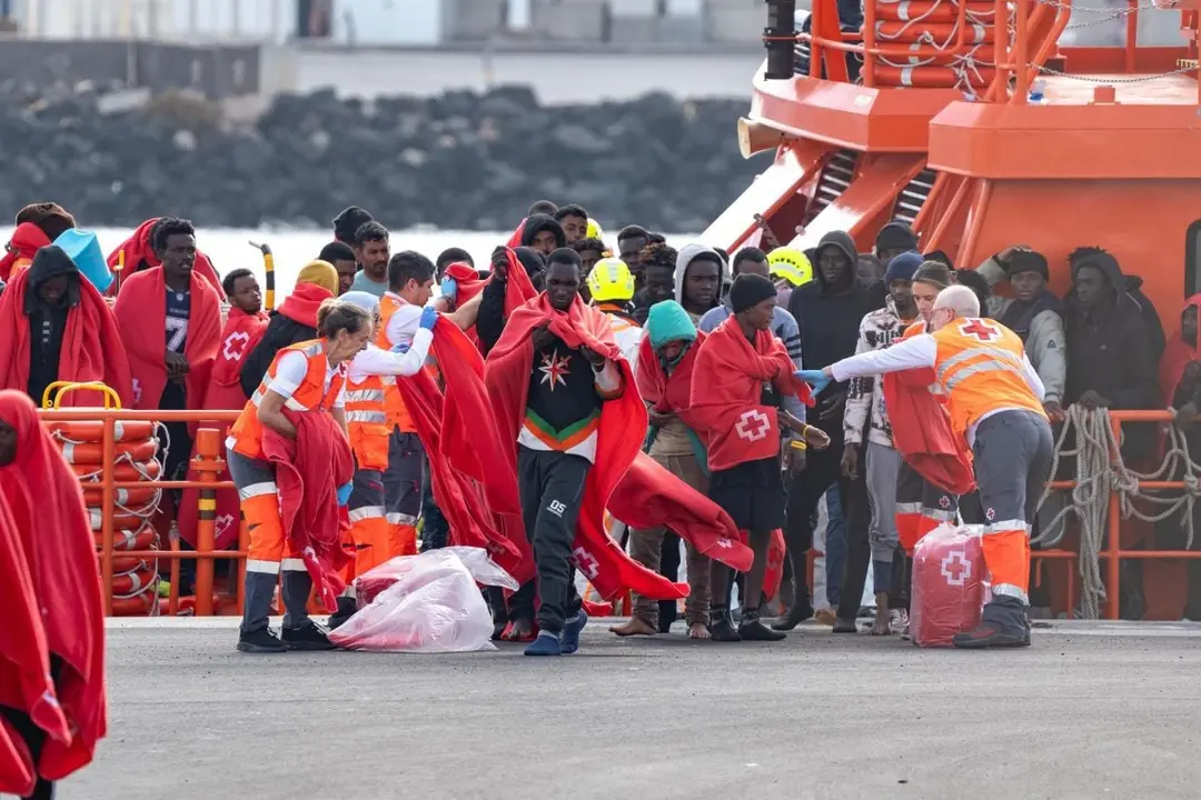 Migrantes auxiliados por Salvamento Mar&iacute;timo llegando a las costas de Baleares.