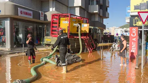 Bomberos de Ibiza achicando agua despu&eacute;s de las tempestas.
