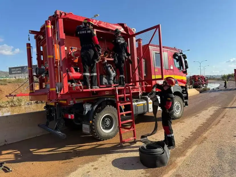Bomberos limpiando las carreteras e infraestructuras de la isla.