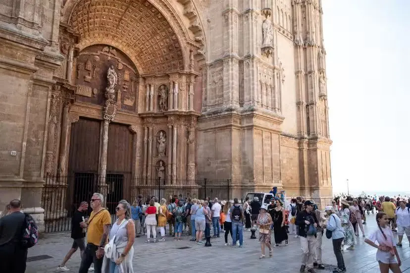 Turistas frente a la Catedral de Palma.