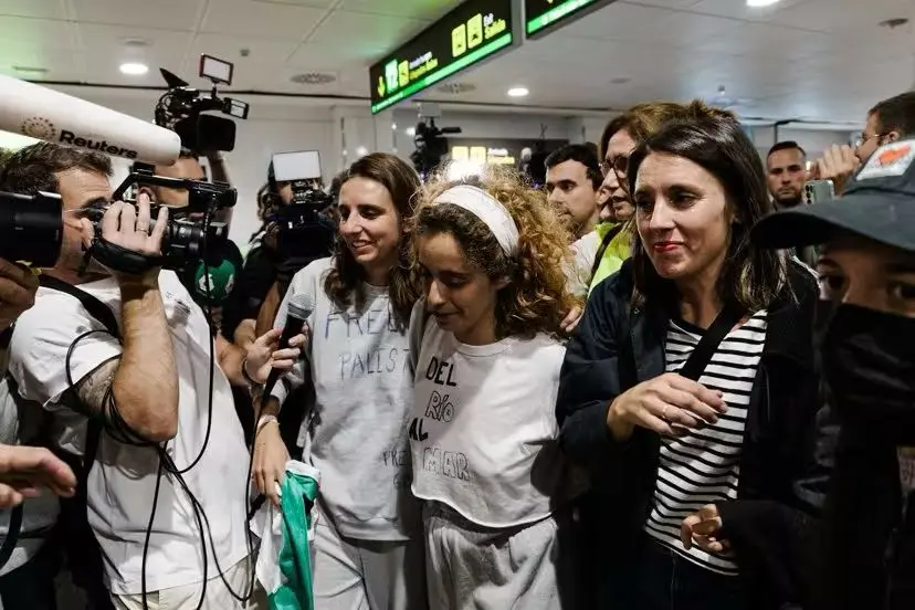 Mu&ntilde;oz y Mart&iacute;nez a su llegada al aeropuerto con Irene Montero.