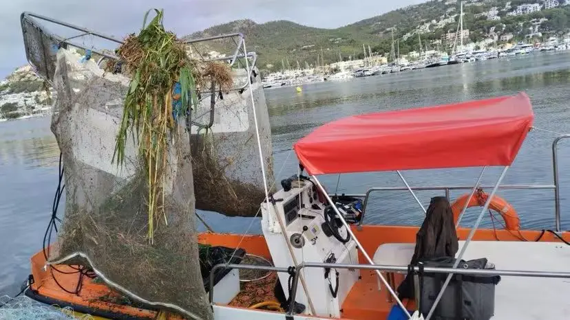 Las embarcaciones retiran 8 toneladas de residuos del litoral en septiembre