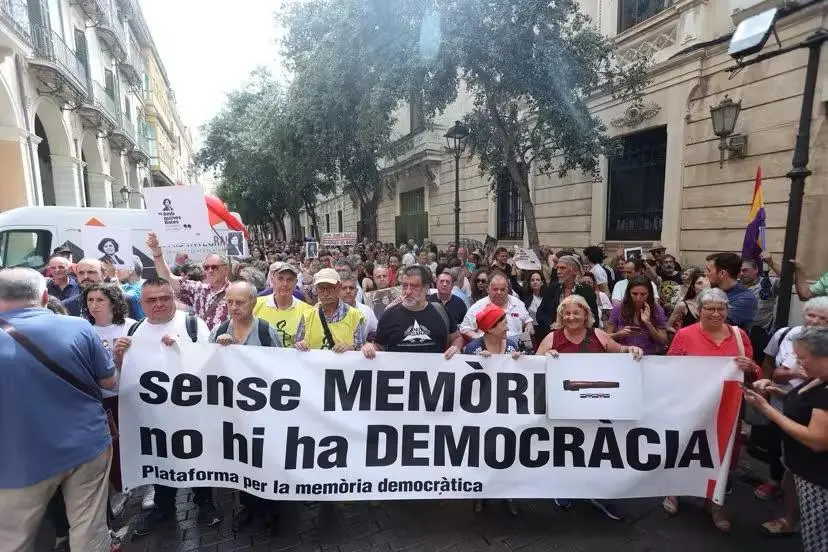 &Uacute;ltima manifestaci&oacute;n contra la derogaci&oacute;n de la Ley de Memoria Democr&aacute;tica frente al Parlament.