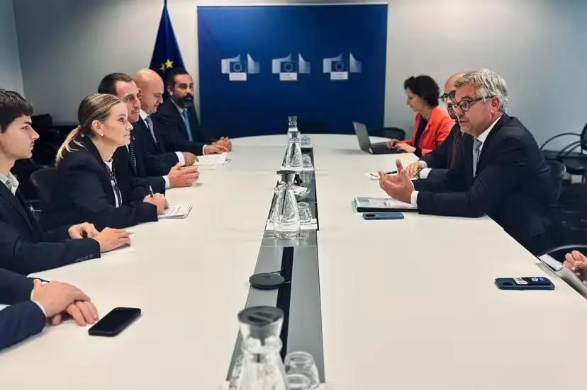 Reunion de la presidenta del Govern y los presidentes de los Consells con el comisario europeo de migraciones, Marcus Brunner.