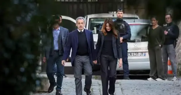 El expresidente franc&eacute;s entrando en prisi&oacute;n.