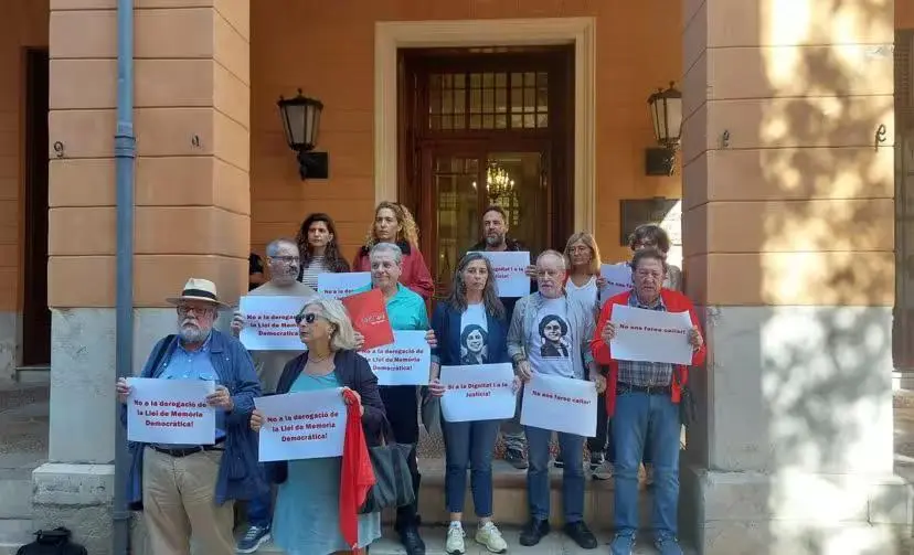 Representantes de Memoria de Mallorca protestan frente al Parlament.