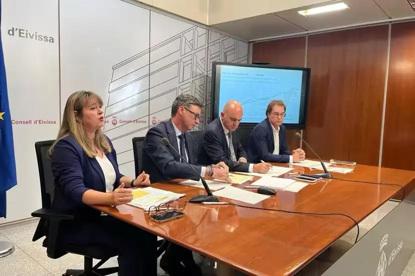 El vicepresidente econ&oacute;mico Antoni Costa y su equipo.