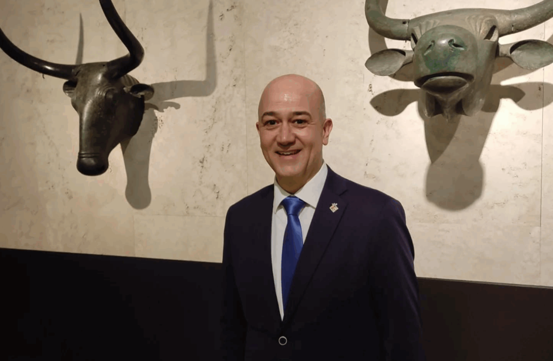 Antoni Salas, portavoz de El Pi, frente a los Caps de Bou de Costitx en Madrid.