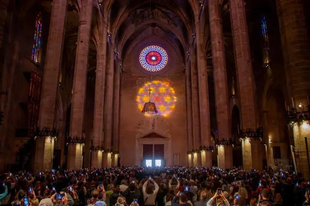 El roset&oacute;n de la catedral durante la Fiesta de la Llum, en la Catedral de Mallorca.