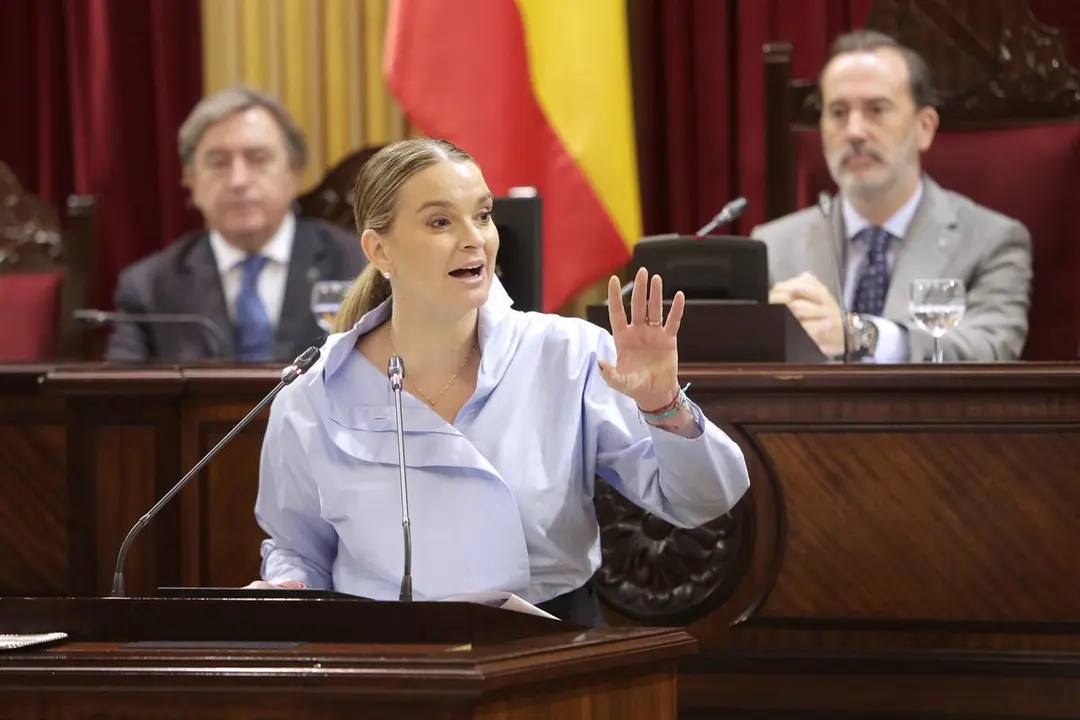 La presidenta del Govern, Marga Prohens, en el Parlament.