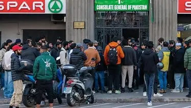 Pakistanies esperando para pedir papeles en el consulado en Barcelona