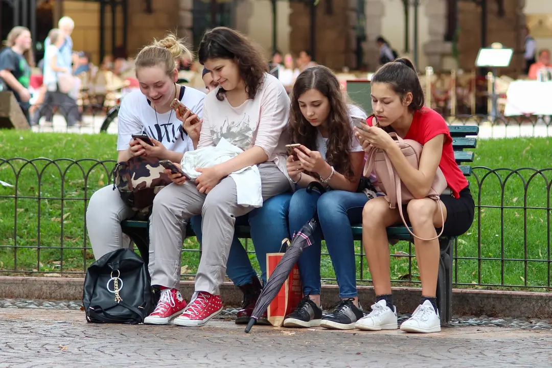Adolescentes con m&oacute;vil