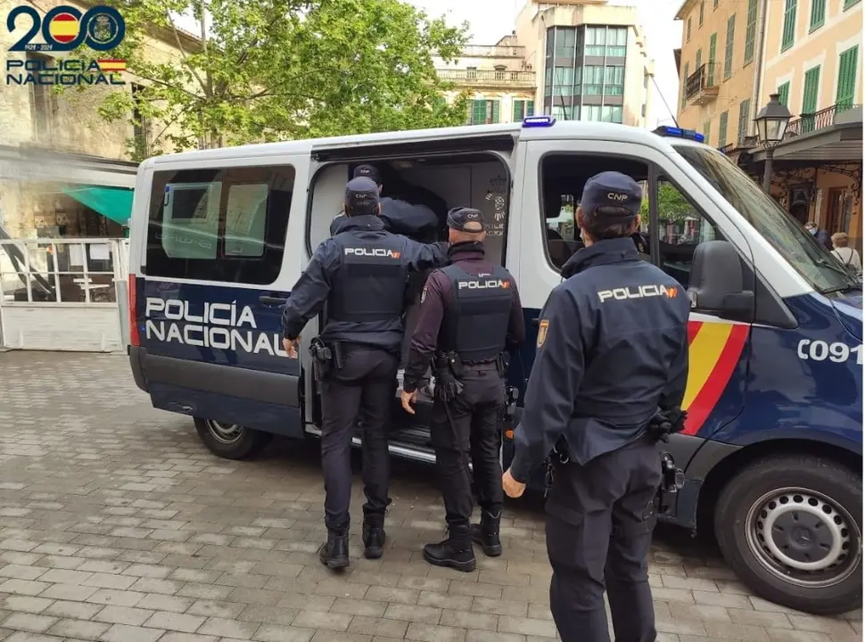 Policia Nacional transportando a los detenidos