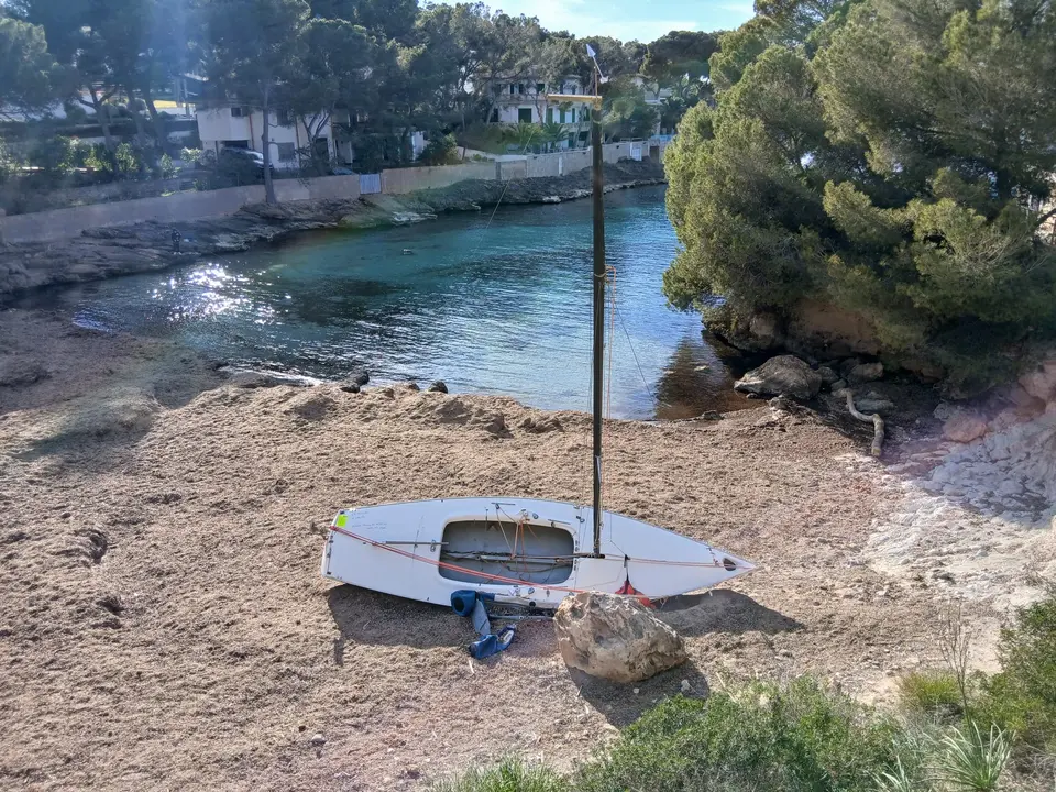 Velero varado en Costa de la Calma
