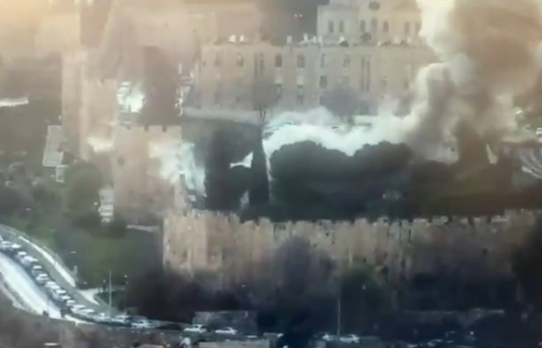 Momento del impacto del misil iran&iacute; en Jerusal&eacute;n