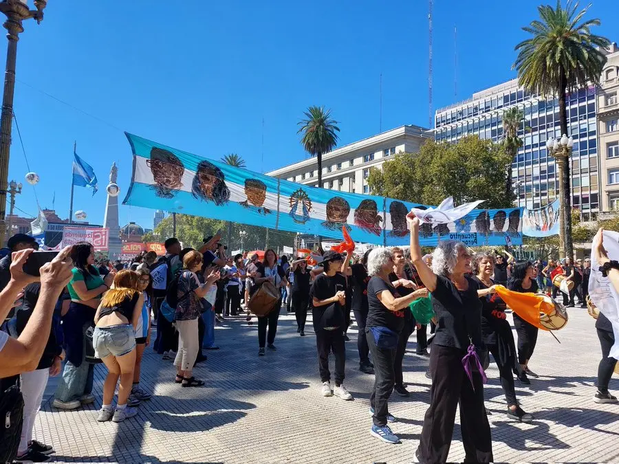 Argentinos en la manifestaci&oacute;n de la Plaza de mayo