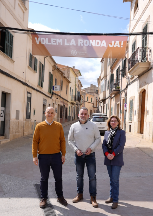Els consellers Antoni Salas y Magdalena Vives y al centro, el alcalde de Sencelles, Joan Carles Verd