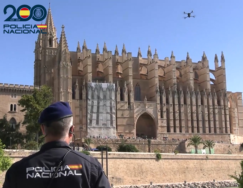 Policia Nacional vigilando el dron