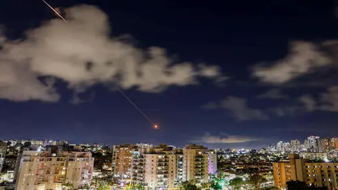 Misil lanzado por Hizbolah sobre el centro de Israel