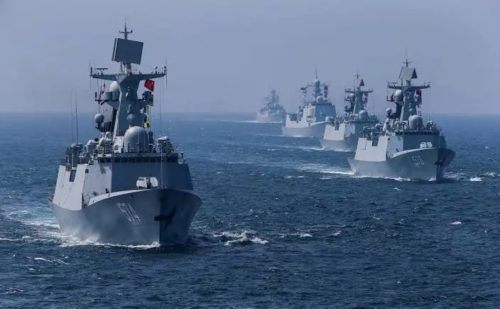 Barcos de guerra chinos enfrente del estrecho de Ormuz