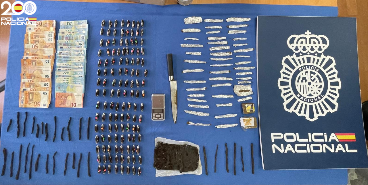 Dinero y hachis incautado