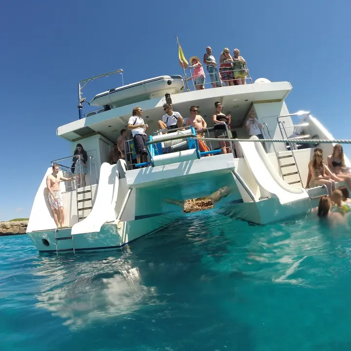 Empresa tur&iacute;stica de transporte mar&iacute;timo