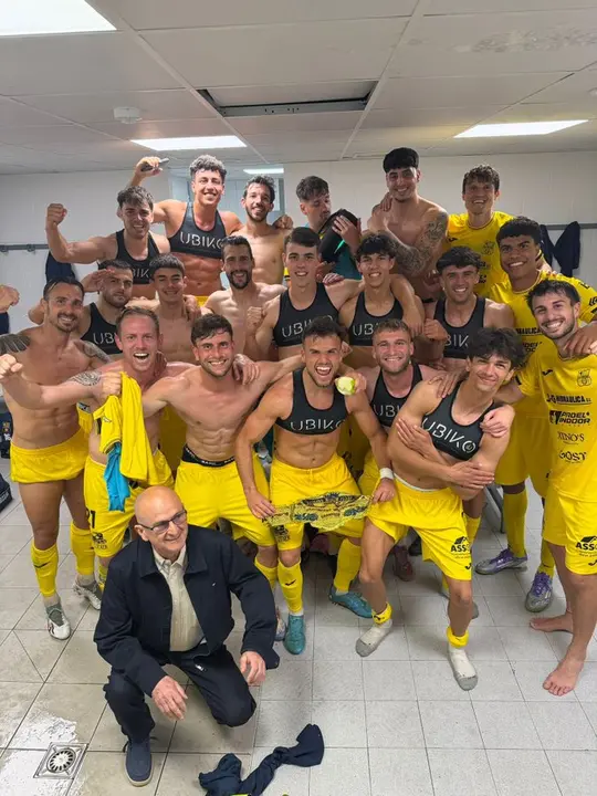 Poblense celebrando la clasificaci&oacute;n