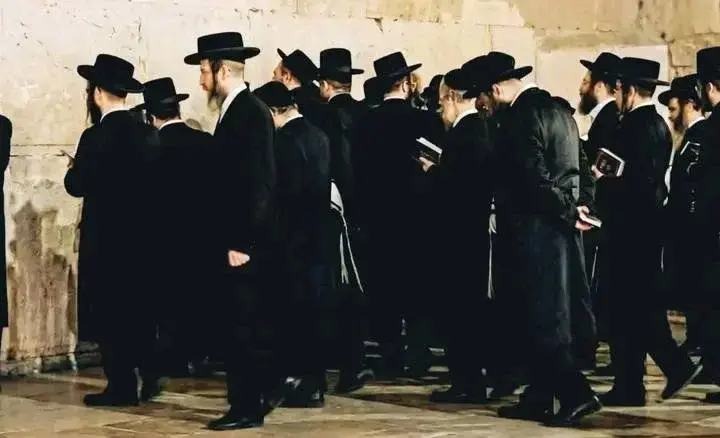 Jud&iacute;os rezando a las puertas de Bab Doukala, Marrakech