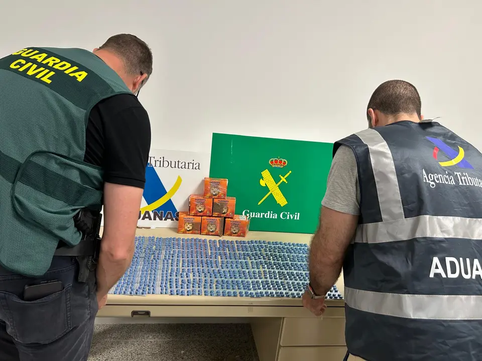 Agentes de la Guardia Civil y Aduanas con el cargamento ilegal de viagras