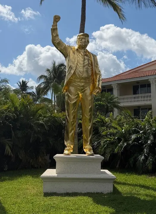 Estatua de Trump en el Doral golf