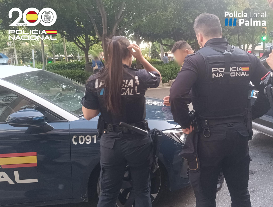 Policia local y nacional con uno de los ucranianos implicados