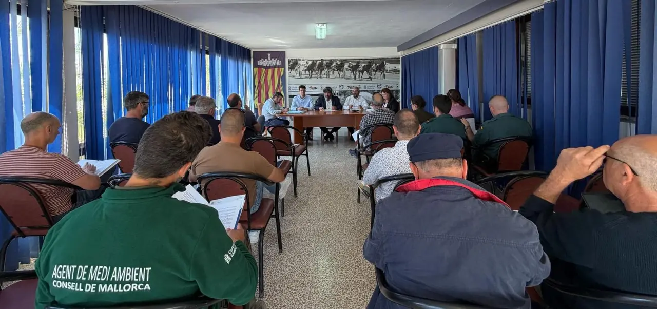 Reuni&oacute;n de cazadores con el conseller Bestard