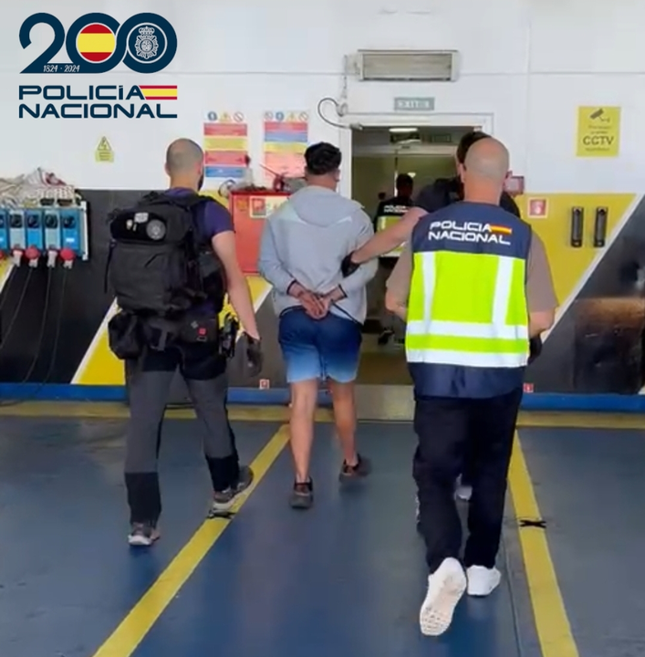 Criminal a punto de subir al ferry