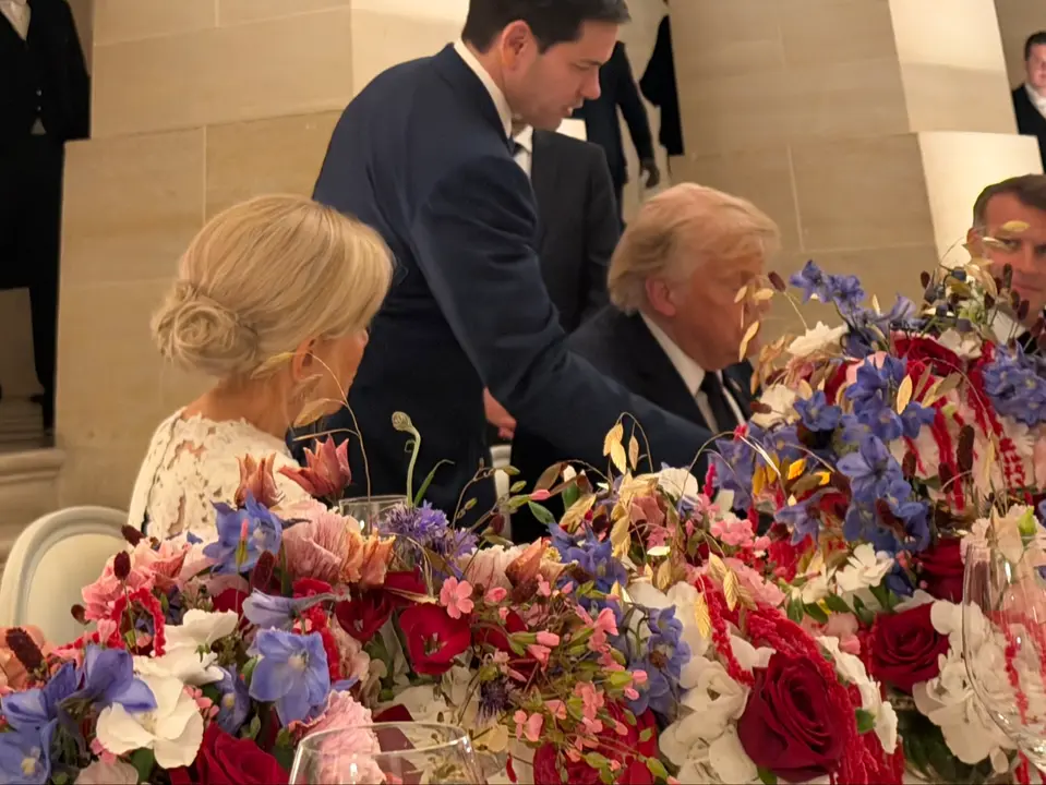 Trump firmando el memor&aacute;ndum
