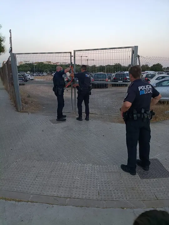 Policia Local de Palma con la cizalla para romper la cadena