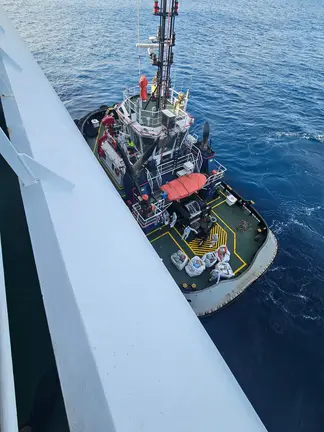 barco de  Cabo Verde que transporta suministros para el crucero