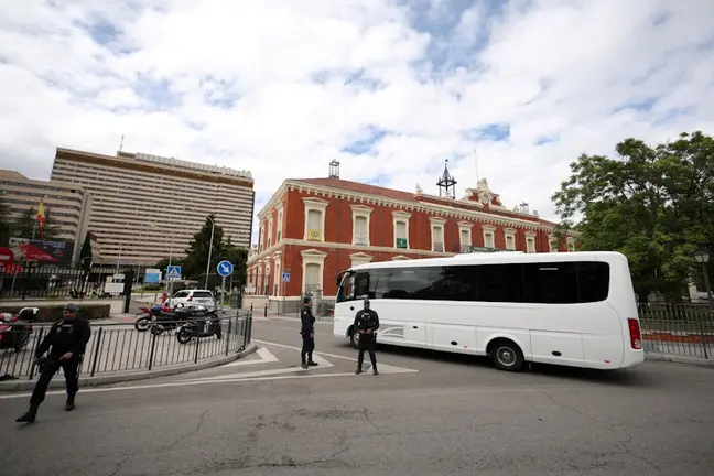 Autobús en Madrid entrando en el hospital