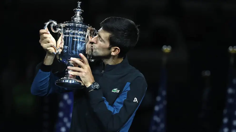 Novak Djokovic besando el trofeo otra vez m&aacute;s
