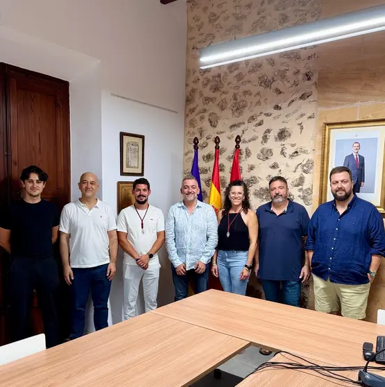 Florit, Verd i Robles en el centro acompa&ntilde;ados por diferentes miembros del partido.