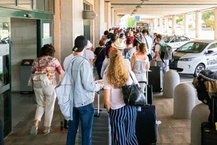 Turistas en el aeropuerto.
