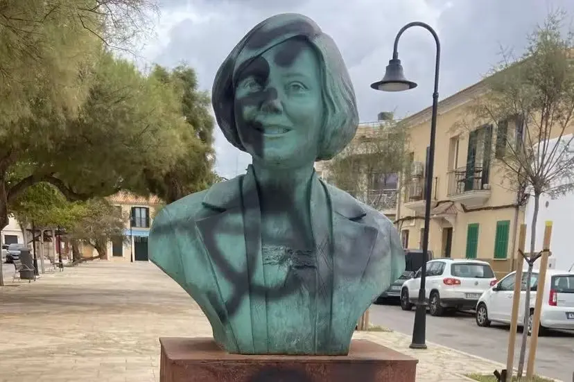 Busto de Aurora Picornell con pintadas vand&aacute;licas.