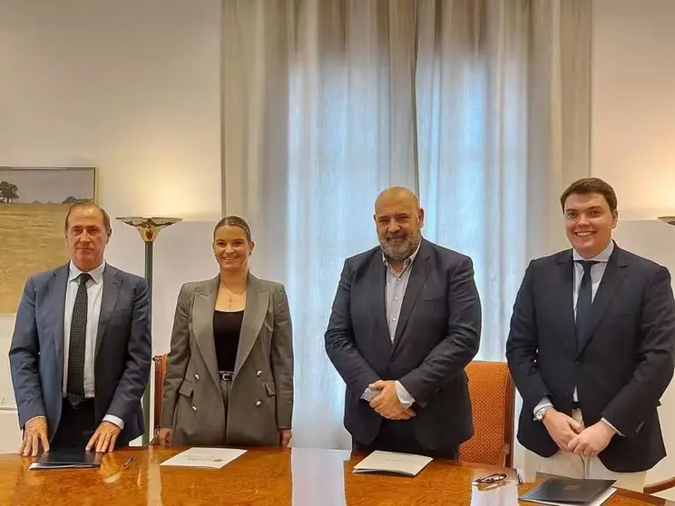 El Govern i el Ajuntament de Palma firman durante la firma del convenio.