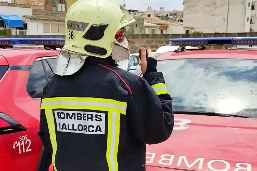 Los Bomberos de Mallorca han intervenido en un incendio en Cala Bona.