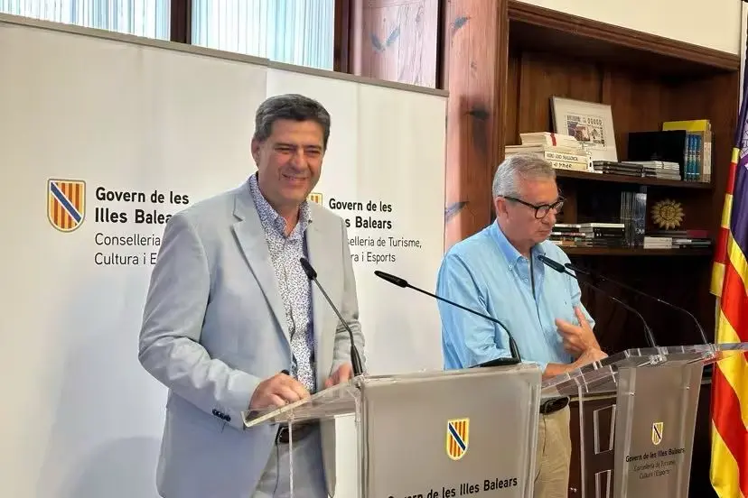 El conseller de Turismo, Cultura y Deporte, Jaume Bauz&agrave;, y el director general de Turismo, Josep Aloy, en rueda de prensa.