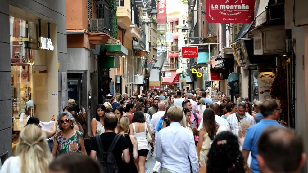 La calle sindicato de Palma muy concurrida de gente.