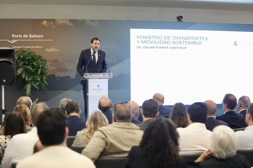 El ministro de transportes, Oscar Puente, en la presentaci&oacute;n del nuevo paseo mar&iacute;timo de Palma.