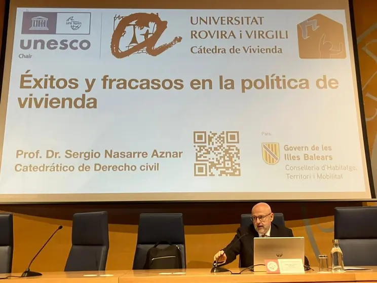 El catedr&aacute;tico de Derecho Civil Sergio Nasarre interviene en la inauguraci&oacute;n de las jornadas 'El futuro de la vivienda. Nuevas soluciones en Baleares'.